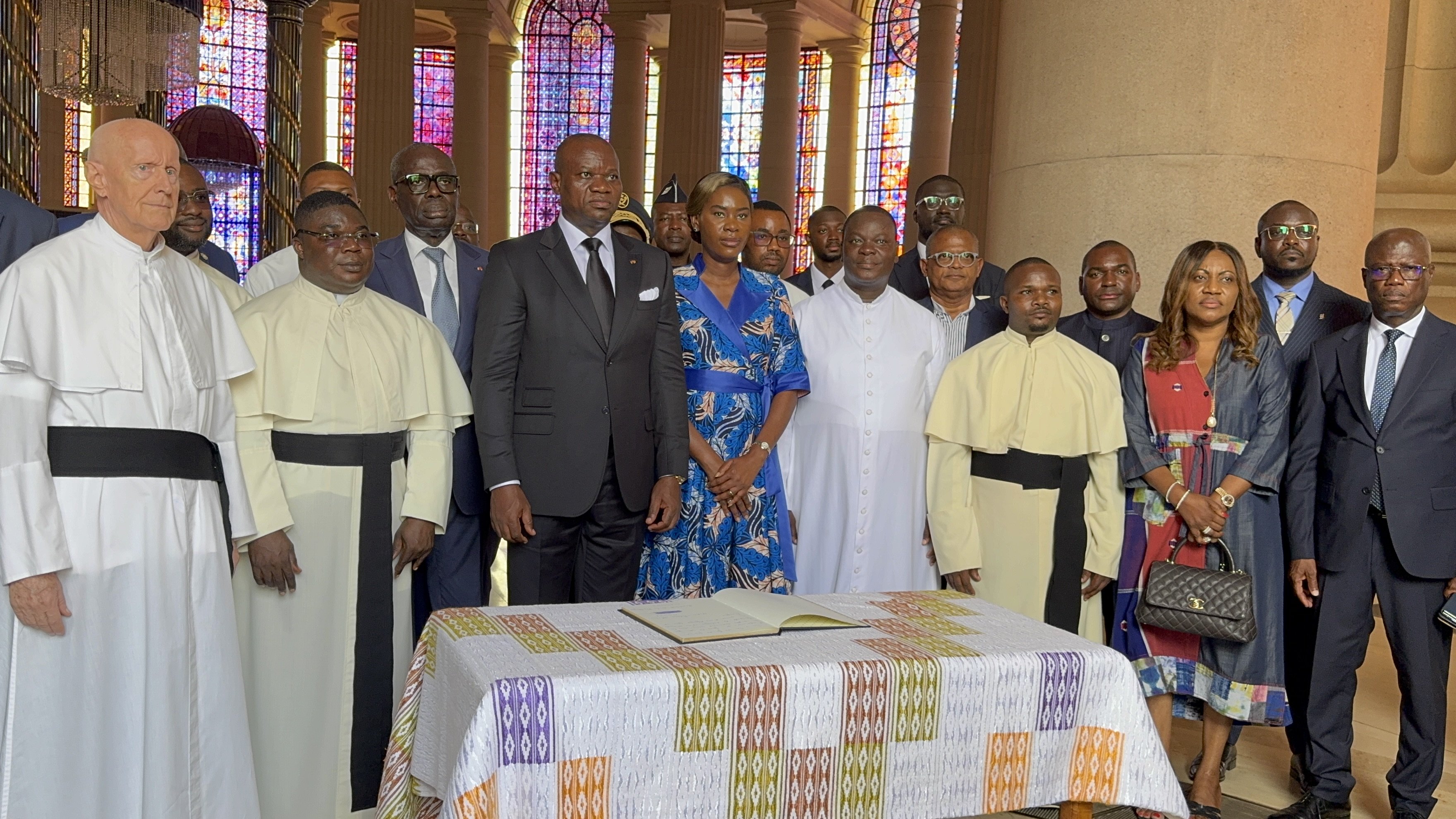 Le Président de la République gabonaise, S.E.M. Brice Clotaire Oligui Nguema, en visite à la Basilique Notre Dame de la Paix de Yamoussoukro