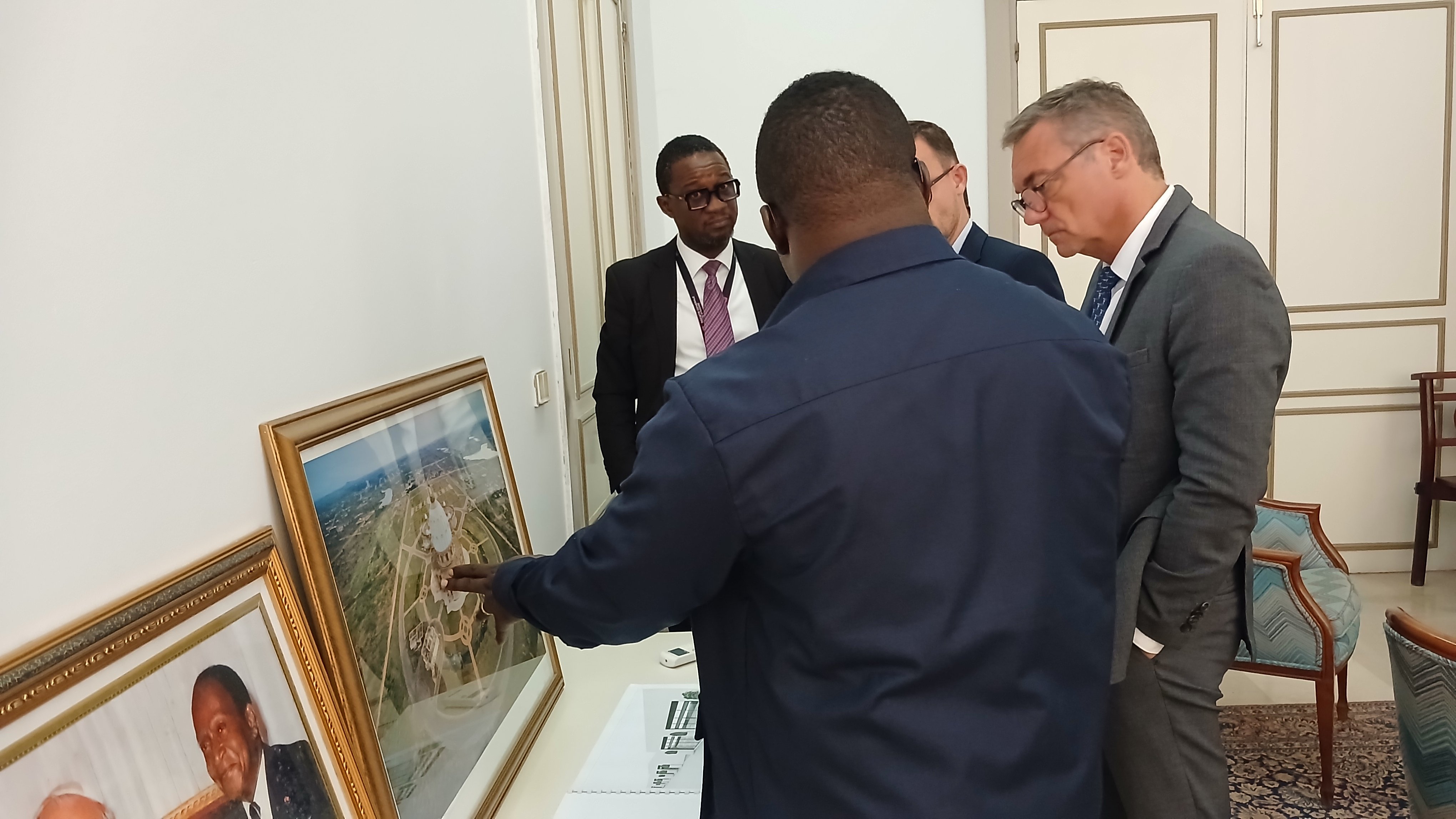 Le Recteur de la Basilique Notre-Dame de la Paix échange avec une délégation de la Société Générale Côte d’Ivoire