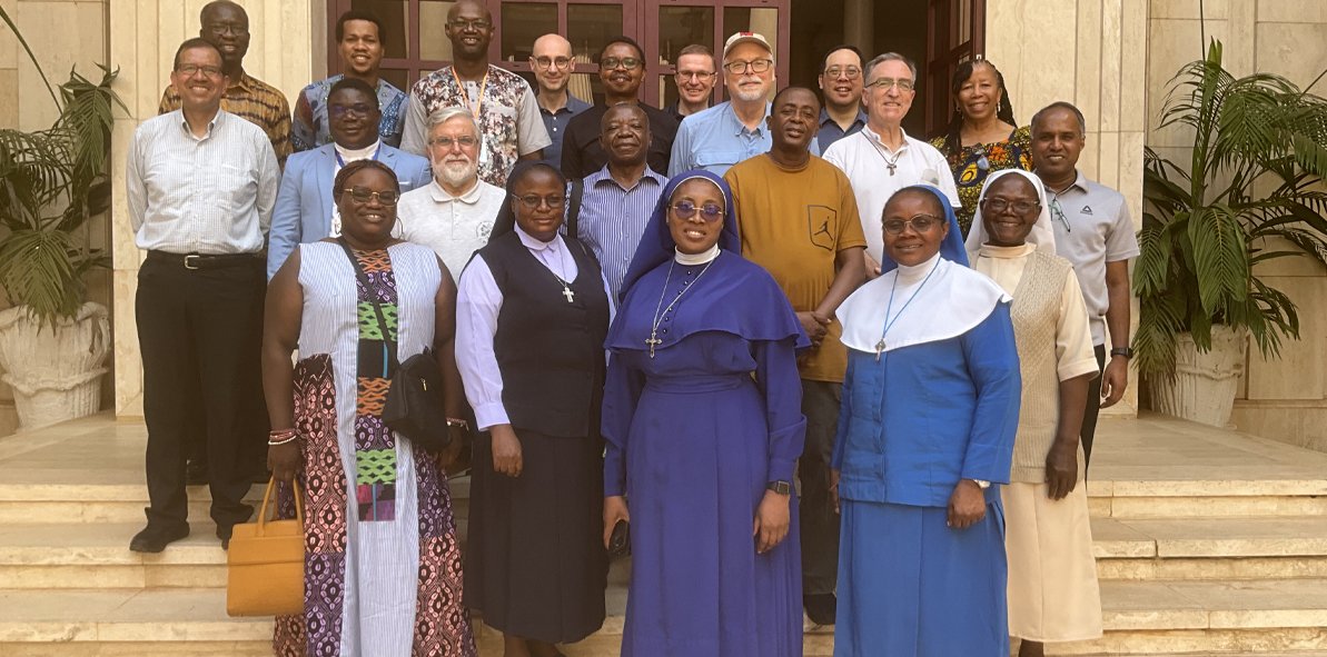 Des spécialistes de la Bible visite la Basilique