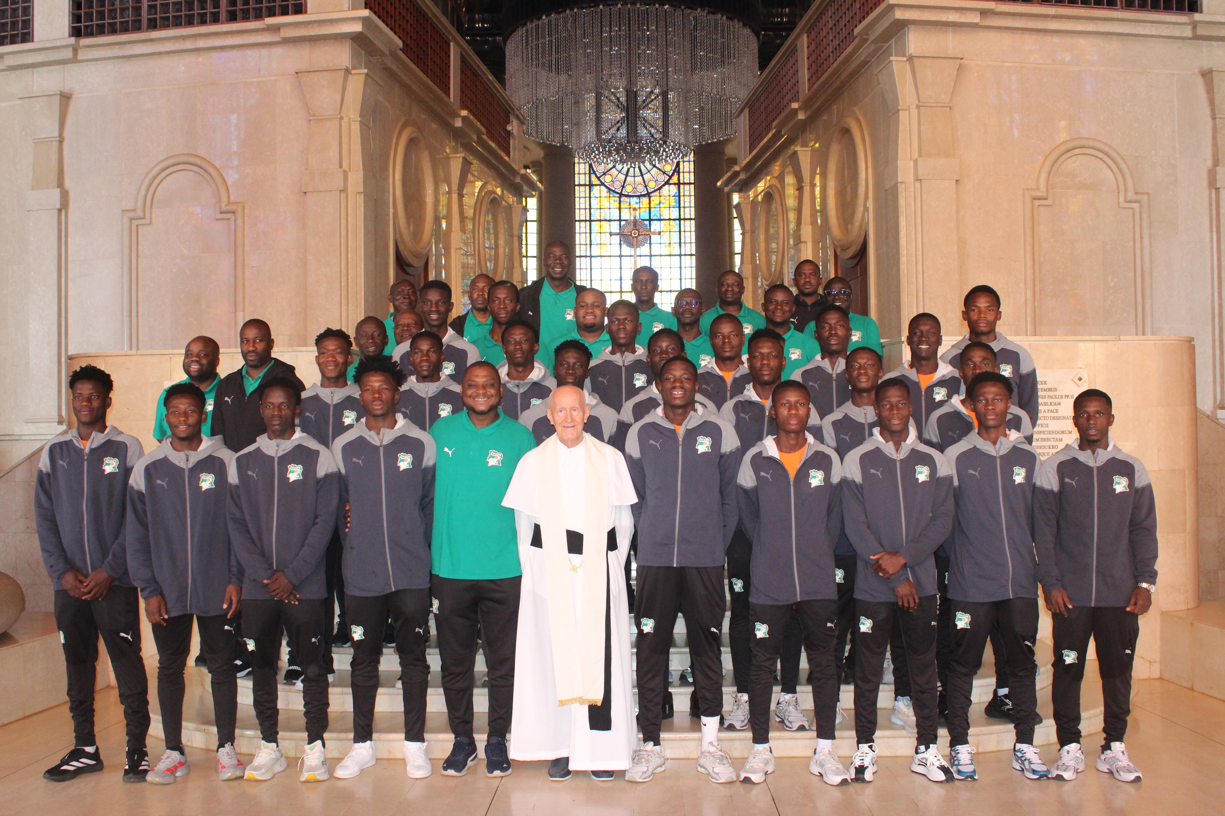 Les Éléphanteaux U20 confient leur parcours au Seigneur à la Basilique Notre Dame de la Paix